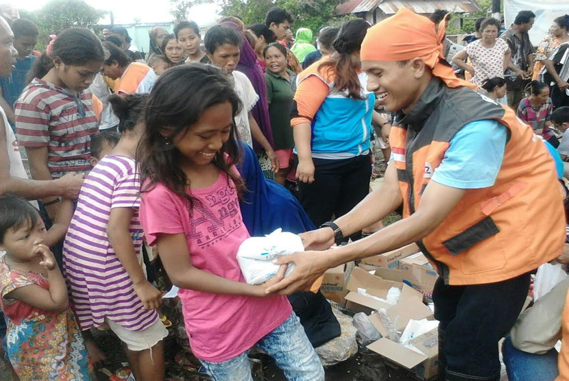 Relawan RZ membagikan kornet Superqurban dan bantuan logistik lainnya kepada korban banjir di Bima, NTB, belum lama ini.