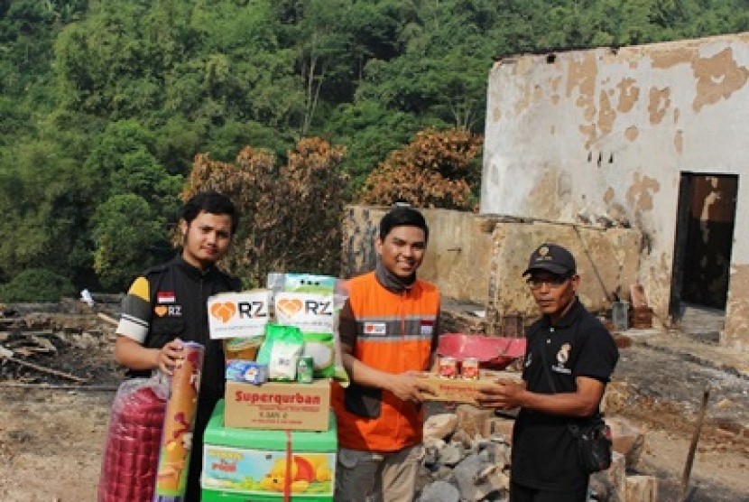 Relawan RZ menyalurkan bantuan kepada korban kebakaran di Kabupaten Bandung, Rabu (5/7).