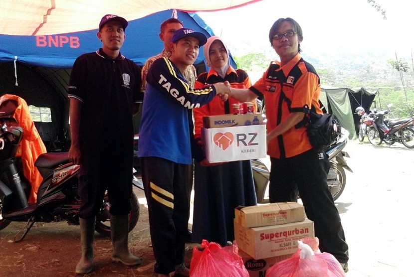 Relawan RZ menyerahkan bantuan untuk korban bencana tanah bergerak di Trenggalek, Rabu (21/12)