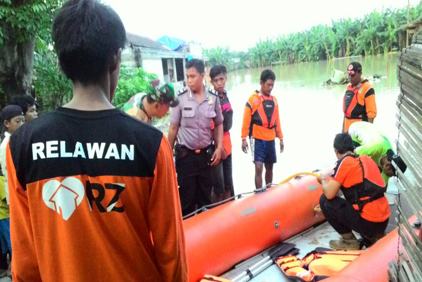  Relawan RZ (Rumah Zakat) cabang Bekasi menyalurkan 210 kornet Superqurban untuk korban bencana banjir di Jati Asih.