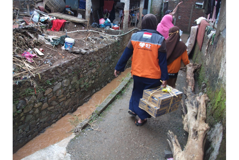 Relawan RZ (Rumah Zakat) membantu evakuasi warga Kampung Cijotang, Kecamatan Cibeunying Kaler yang menjadi korban banjir bandang, Kamis (11/2).