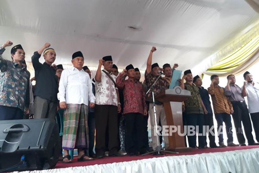 Relawan Sahabat Khofifah mendeklarasikan dukungan untuk Khofifah Indar Parawansa pada Pilgun Jatim 2018. Deklarasi dilakukan di Halaman Ponpes Amanatul Ummah, Siwalankerto, Surabaya, Ahad (12/11)