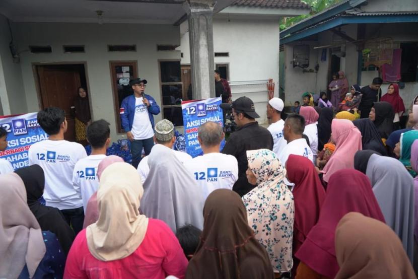Relawan Sahabat Partai Amanat Nasional (PAN) membagikan ratusan bansos di Desa Cadasari, Kabupaten Pandeglang, Provinsi Banten, Senin (3/7/2023).