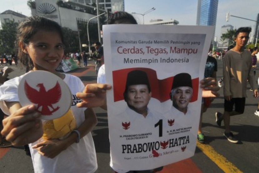 Relawan sahabat Prabowo menunjukan striker dan poster saat aksi di Bundaran HI, Jakarta, Ahad (8/6). 