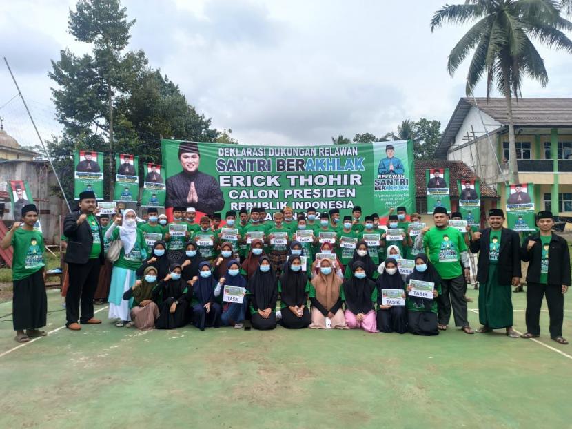 Relawan santri di Tasikmalaya, Jawa Barat mendukung Erick Thohir di Pilpres 2024.