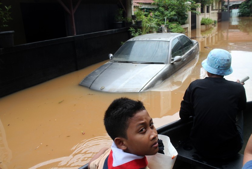 Relawan SAR gabungan Kota Bekasi membantu mengevakuasi warga menggunakan perahu karet saat banjir merendam kawasan Perumahan Bumi Nasio Indah, Jatiasih, Bekasi (ilustrasi) 