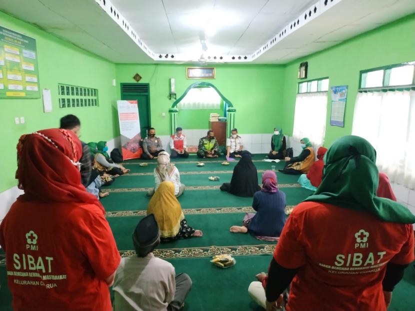 Relawan Siaga Bencana Berbasis Masyarakat (Sibat) PMI Kota Sukabumi edukasi protokol kesehatan pencegahan Covid-19 di Kelurahan Cisarua, Kecamatan Cilole, Rabu (10/2)