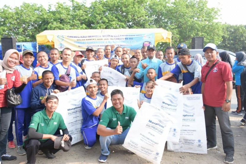Relawan siap terjun ke Sungai Prajagumiwang untuk membersihkan sampah dalam acara 'grebek kali beraih', Ahad (22/9).