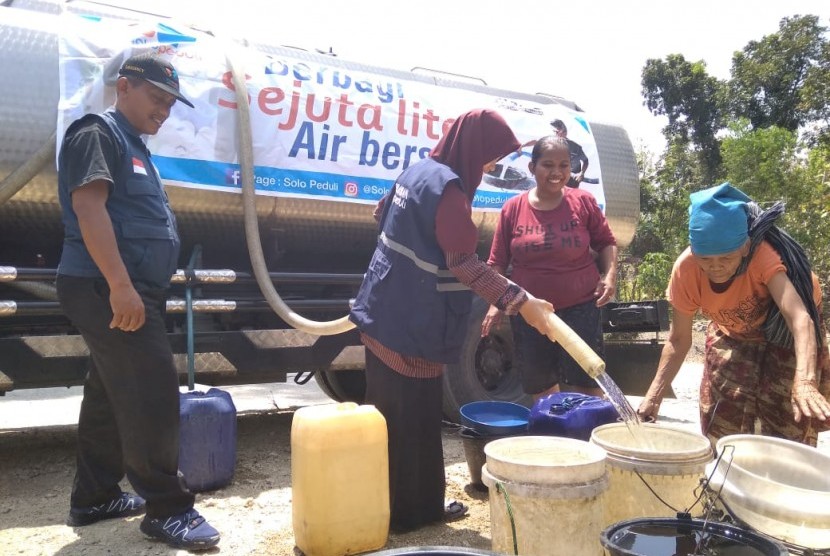 Relawan Sigab Solopeduli mengirim bantuan air bersih dengan total 56 ribu liter untuk tiga kecamatan di Kabupaten Sragen, Jawa Tengah, Rabu (28/8).