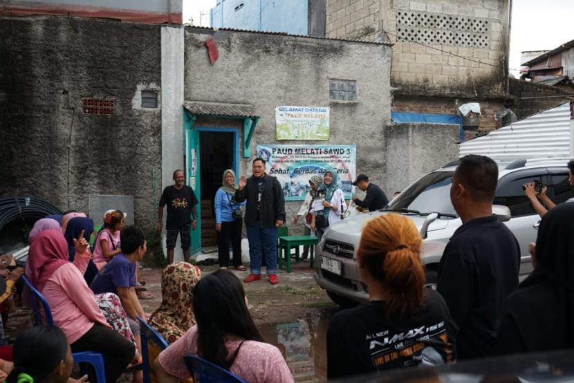 Relawan Sintawati mengadakan kegiatan tebus murah sembako di Manggarai Selatan, Kecamatan Tebet.