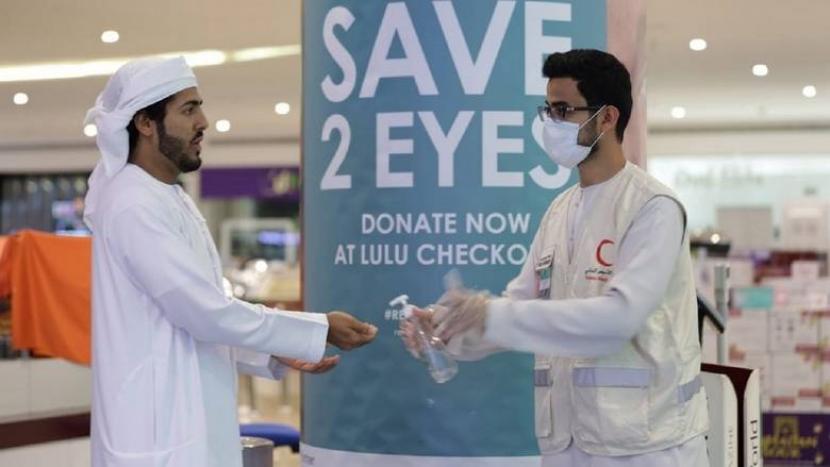 Relawan sosialisasi kepada pengunjung supermarket untuk mencegah penyebaran virus corona atau Covid-19 di Dubai, Uni Emirat Arab (UEA).