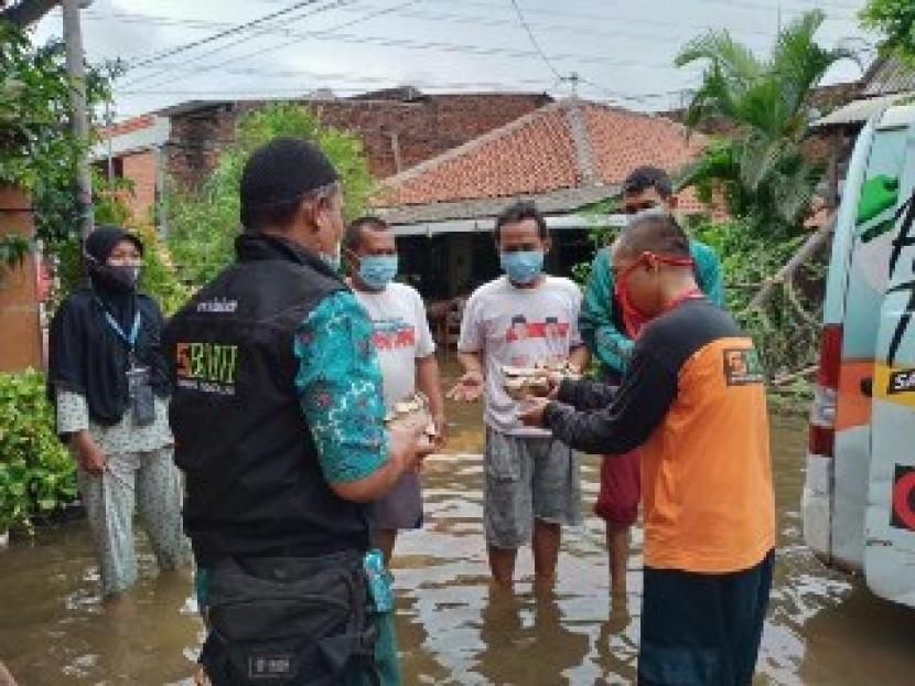 Relawan TASK Hidayatullah Jawa Tengah menyalurkan bantuan untuk korban banjir dan longsor.