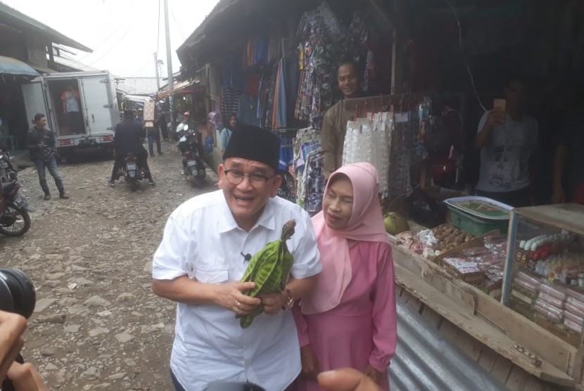 Politikus PDIP Ruhut Sitompul saat blusukan di Pasar Ciwidey, Kabupaten Bandung, Jawa Barat, Rabu pagi (28/11/2018).