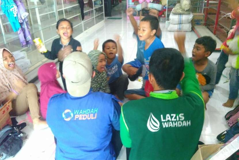 Relawan wahdah Islamiyah menggelar kegiatan psikososial bagi anak-anak korban gempa di Palu, Sulteng.