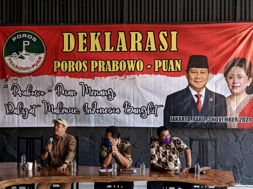 Relawan yang menamakan diri Poros Prabowo-Puan mendeklarasikan diri untuk mengusung Prabowo Subianto-Puan Maharani pada Pilpres 2024 di kawasan Matraman, Jakarta, Rabu (3/11). Prabowo-Puan unggul tipis dalam survei yang dilakukan Indikator Politik Indonesia.