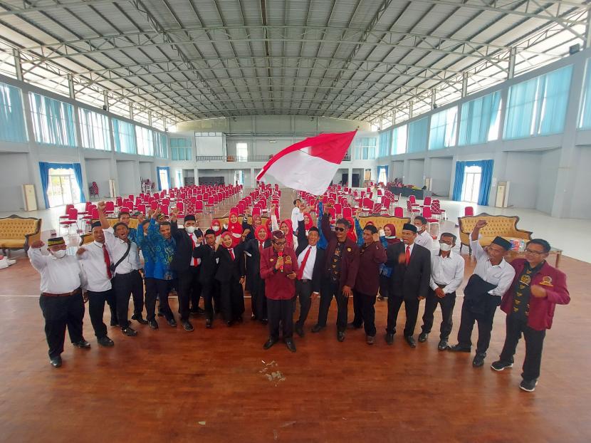 Relawan yang tergabung dalam Gerakan Nasional Indonesia Juara (GNIJ) menggelar deklarasi mendukung Ridwan Kamil sebagai calon Presiden 2024, Senin (28/3).
