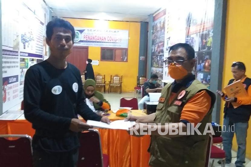 Relawan Yayasan BUMN menyerahkan Bantuan Sembako ke Posko Induk Kantor Bupati Luwu Utara.