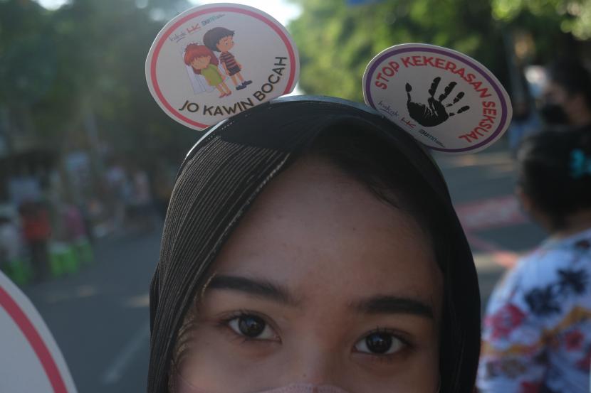 Relawan Yayasan Kepedulian Untuk Anak (Kakak) memberikan sosialisasi dan edukasi untuk warga pada aksi bertajuk Jo Kawin Bocah, Stop Kekerasan dan Eksploitasi Seksual saat pelaksanaan Hari Bebas Kendaraan Bermotor atau Car Free Day (CFD) Solo, Jawa Tengah, Minggu (24/7/2022). Aksi tersebut digelar untuk memperingati Hari Anak Nasional. Komnas HAM Maluku Kawal Kasus Kekerasan Seksual dan Pembunuhan Anak di Aru