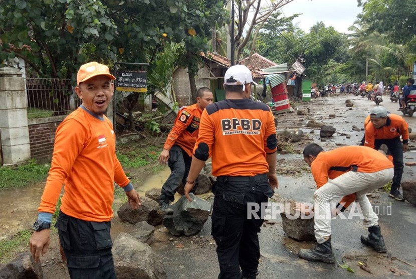 Relawan Rumah Zakat melakukan evakuasi korban tsunami di Pantai Carita, Tanjung Lesung, dan Kalianda, Lampung Selatan.