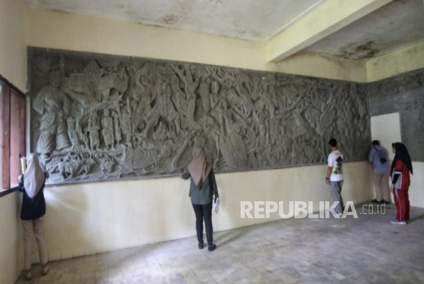 Relief yang ada di gedung bekas terminal Bandara Kemayoran.