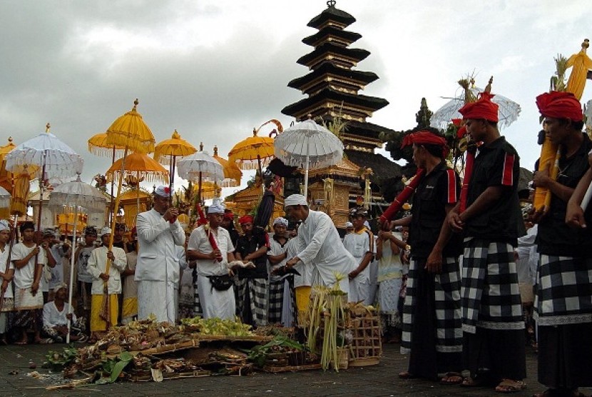 Religious ceremony is held at a temple in Bali, Indonesia. Twenty adventurers from Germany now proceeds to Bali after held temporary by Indonesian police in Garut, West Java. (illustration) 