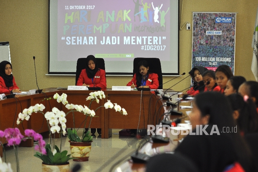 Remaja asal Sumatra Utara Ayu Juwita (kedua kanan) memerankan sebagai Menteri Pemberdayaan Perempuan dan Perlindungan Anak Yohana Yambesi saat rapat pimpinan pada program 