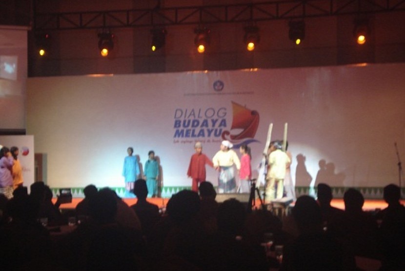 Remaja belia tampil dalam pertunjukan budaya saat pembukaan Dialog Melayu di Pekanbaru, Senin malam (3/12). 