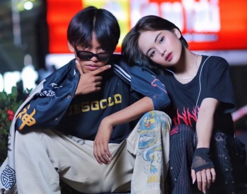Remaja Citayam, Roy bersama pacarnya, Jeje yang terkenal imbas dari fenomena Citayam Fashion Week. Sosiolog UGM sebut fenomena Citayam Fashion Week sebagai kritik fesyen kaum muda kota