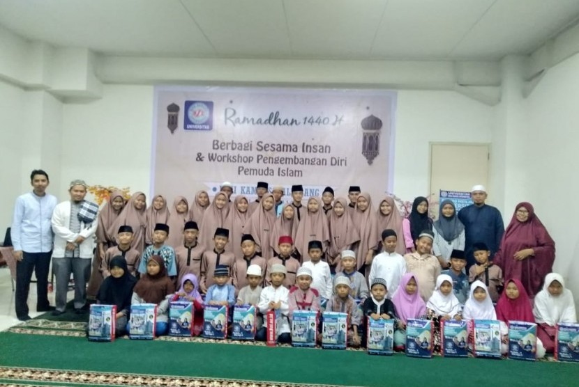 Remaja dan anak yatim Yayasan Al Mabrur, Babelan, Bekasi berfoto bersama seusai acara pelatihan animasi dasar dan origami.