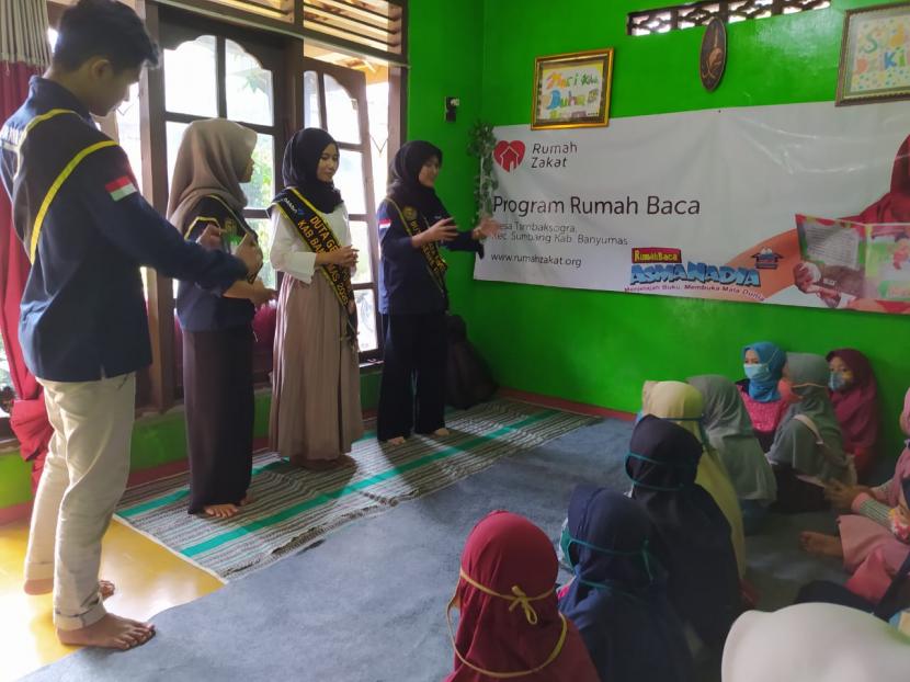 Remaja di Rumah Baca Asma Nadia yang dibina Rumah Zakat mengikuti acara GenRe Show dengan tema Menyongsong Masa Depan Dengan Remaja yang Sehat dan Bahagia yang dilaksanakan Ahad (29/11).