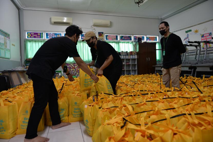 Remaja masjid Al Iman Antara menyiapkan bantuan paket sembako yang akan dibagikan kepada kepada kaum dhuafa dan anak yatim di Bintara Jaya, Kota Bekasi dan Rawa Jaya, Jakarta Timur, Sabtu, (23/4/2022).