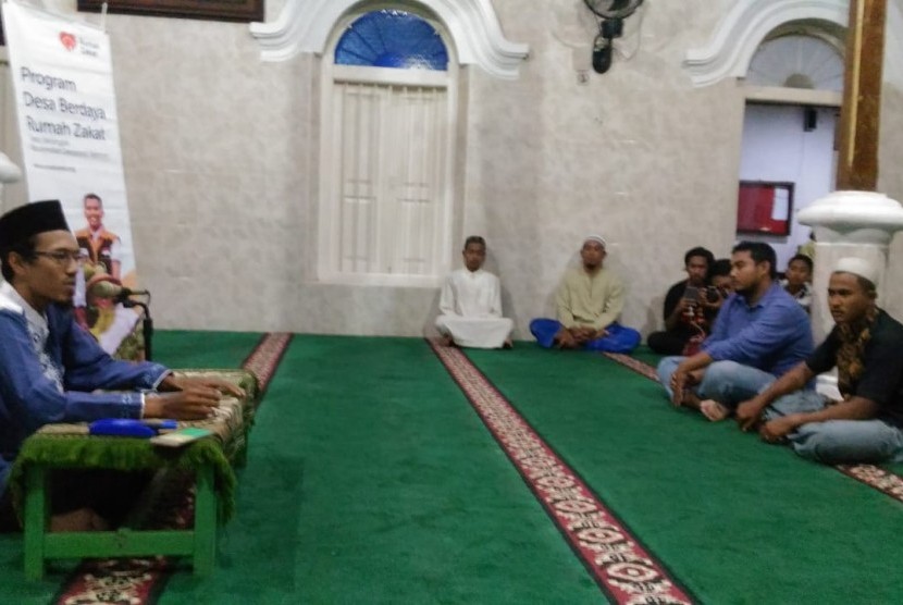 Remaja Masjid Asy Syuhada kampung Bugis Serangan bersama Rumah Zakat kembali mengadakan kajian rutin dua pekanan, Senin (15/10).