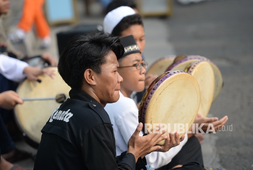 Remaja Masjid Majelis Silaturahim melakukan penggalangan dana dengan rebana saat hari bebas kendaraan bermotor di Jalan MH Thamrin, Jakarta, Ahad (6/11). 