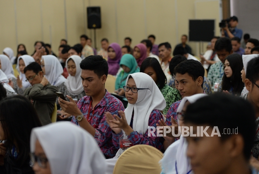 NU dan Muhammadiyah menggaet para milenial melalui media sosial. Ilustrasi milenial