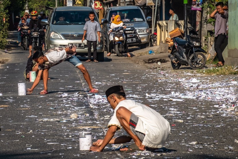 Remaja menyulut petasan di tengah jalan alternatif Semarang-Demak di Desa Brumbung, Mranggen, Demak Jawa Tengah, Rabu (5/6/2019).