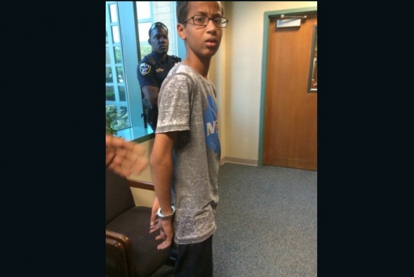 Remaja Muslim asal Texas Ahmed Mohamed diborgol saat diinterogasi polisi.