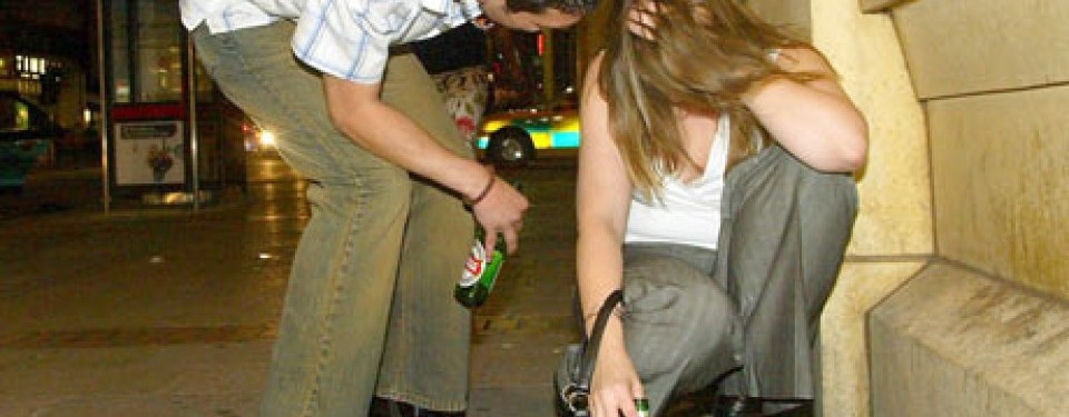 Remaja puteri Inggris yang mabuk miras di pinggir jalan, ilustrasi