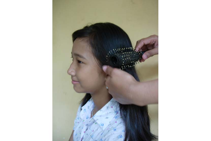 Anak-anak suka menggaruk kepala akibat adanya kutu rambut. (