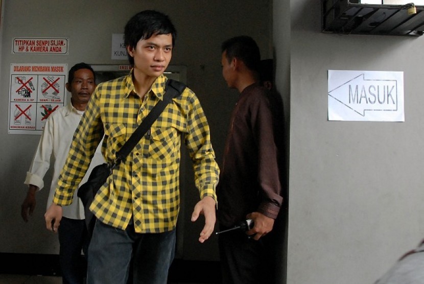 Remisi Lebaran. Seorang warga binaan Rumah Tahanan Cipinang, Jakarta mendapat remisi bebas saat Hari Raya Idul Fitri 1432 H, Rabu (31/8). Rutan Cipinang memberika remisi bebas kepada 19 warga binaan. 