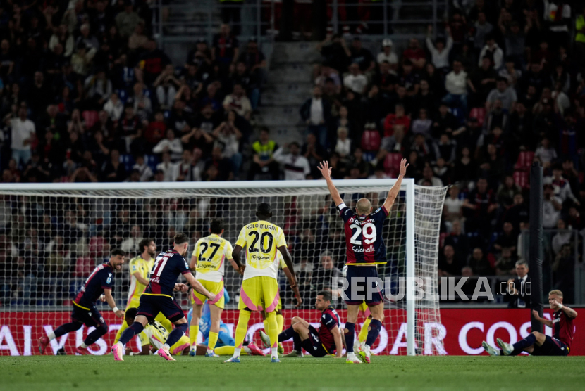 Remo Freuler dari Bologna mencetak gol ke gawang Juventus dalam pertandingan sepak bola Serie A Liga Italia di Stadion Renato Dall Ara, Bologna, Senin (5/5/2025) dini hari WIB.