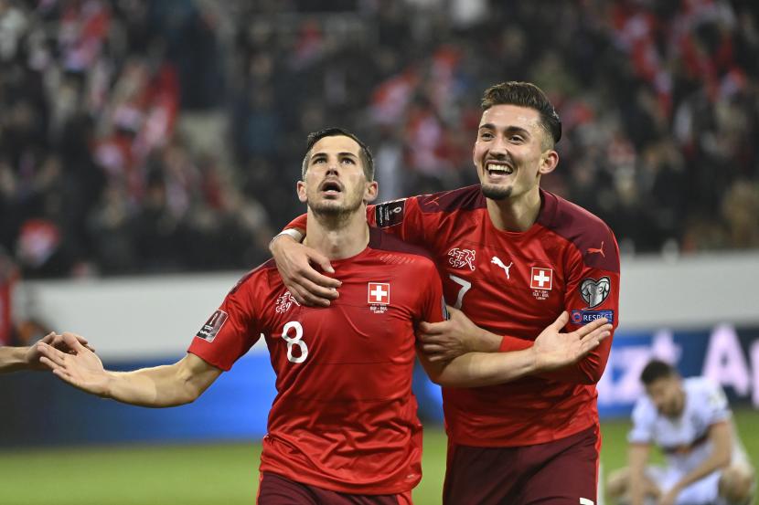 Remo Freuler dari Swiss (kiri) merayakan golnya selama pertandingan sepak bola kualifikasi Piala Dunia 2022 antara Swiss dan Bulgaria di stadion Swissporarena di Lucerne, Swiss, Selasa (16/11).