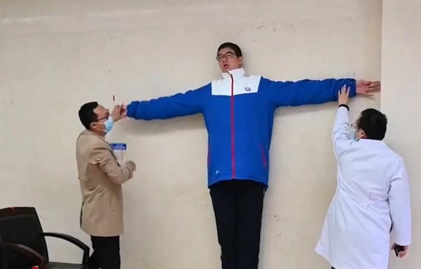 Ren Keyu, remaja asal China berusia 14 tahun yang menjadi anak tertinggi di dunia versi Guiness World Record.