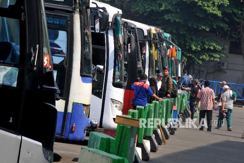 RENCANA PEMBANGUNAN TERMINAL TIPE A. Sejumlah calon penumpang mengantre menaiki bus di Terminal Kampung Rambutan, Ciracas, Jakarta Timur, Senin (25/9).