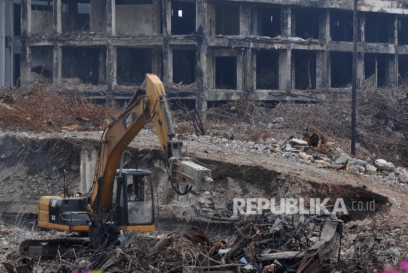 RENCANA REVITALISASI PASAR SENEN. Pekerja membersihkan puing-puing bangunan sisa kebakaran menggunakan alat berat di Pasar Senen, Jakarta Pusat, Jumat (29/9)