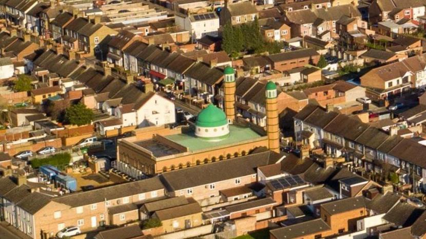 Rencana siaran azan dengan pengeras suara di Masjid Ghousia, Peterborough, Inggris ditolak pemerintah setempat.