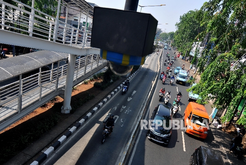 RENCANA TILANG CCTV. Closed Circuit Television (CCTV) terpasang di Jembatan Penyeberangan Orang (JPO) di Jalan Otista Raya, Jatinegara, Jakarta Timur, Jumat (22/9).