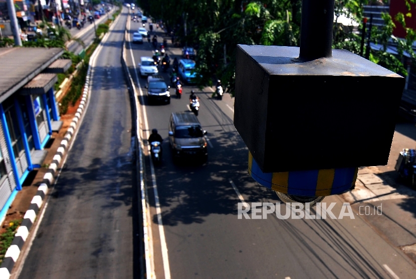 RENCANA TILANG CCTV. Closed Circuit Television (CCTV) terpasang di Jembatan Penyeberangan Orang (JPO) di Jalan Otista Raya, Jatinegara, Jakarta Timur, Jumat (22/9). 