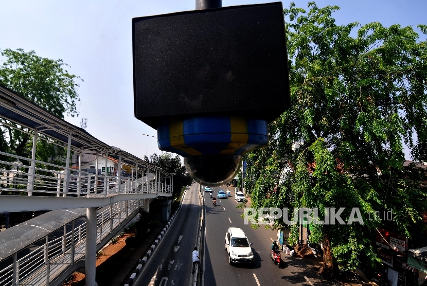 RENCANA TILANG CCTV. Closed Circuit Television (CCTV) terpasang di Jembatan Penyeberangan Orang (JPO) di Jalan Otista Raya, Jatinegara, Jakarta Timur, Jumat (22/9).