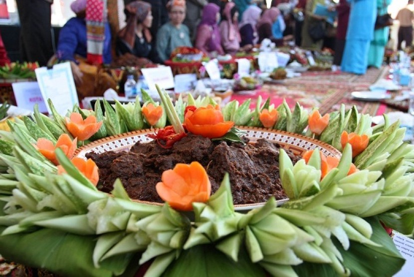 Rendang, salah satu menu makanan khas dari Minangkabau