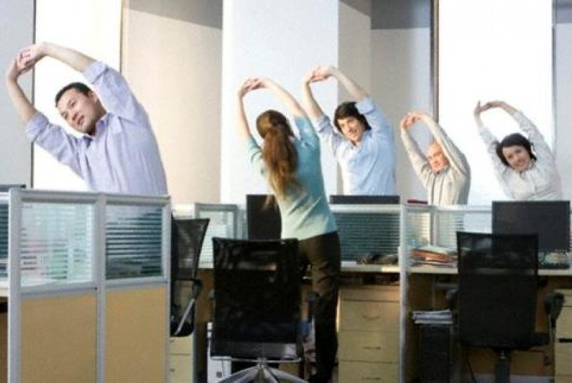 Renggangkan tubuh dengan mempraktikkan beberapa posisi yoga di kantor./ilustrasi